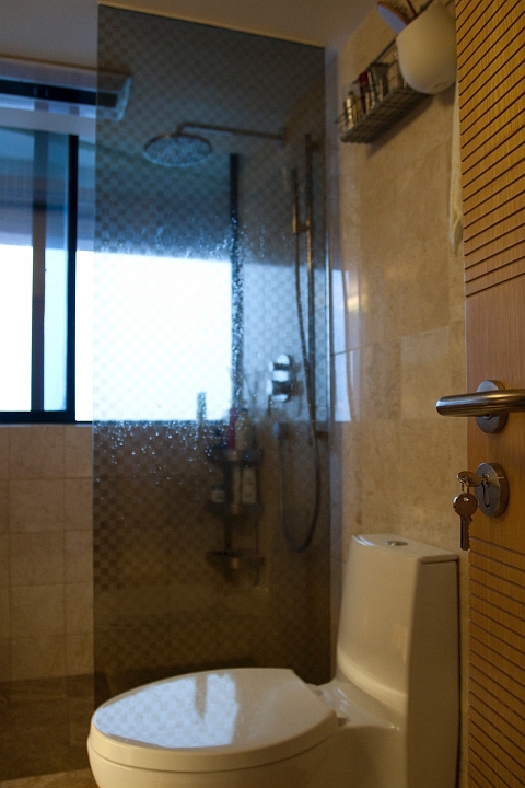 FuApt044.jpg - Bathroom